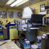 Ad attrarre la nostra attenzione nella bottega � poi un grande macchinario in ferro con un coperchio aperto e collegato a un pc: � un tintometro, serve a mescolare le vernici
